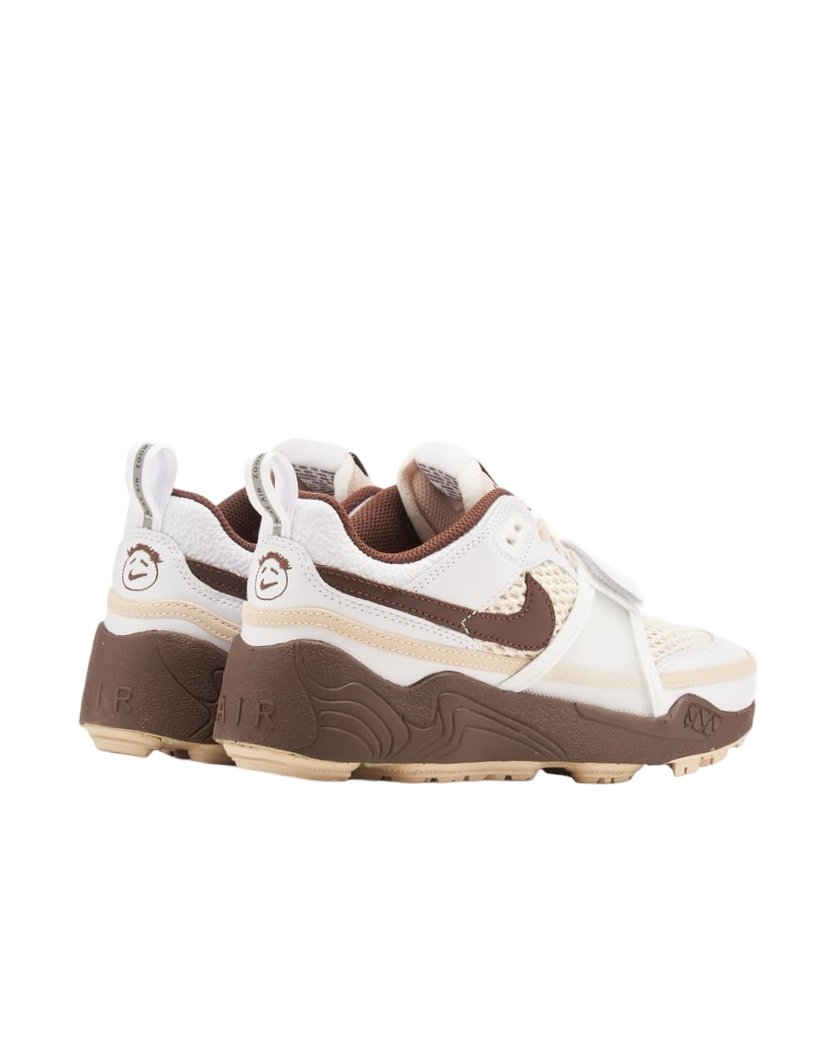 NIKE X TRAVIS SCOTT ZOOM FIELD JAXX
White / Light Chocolate