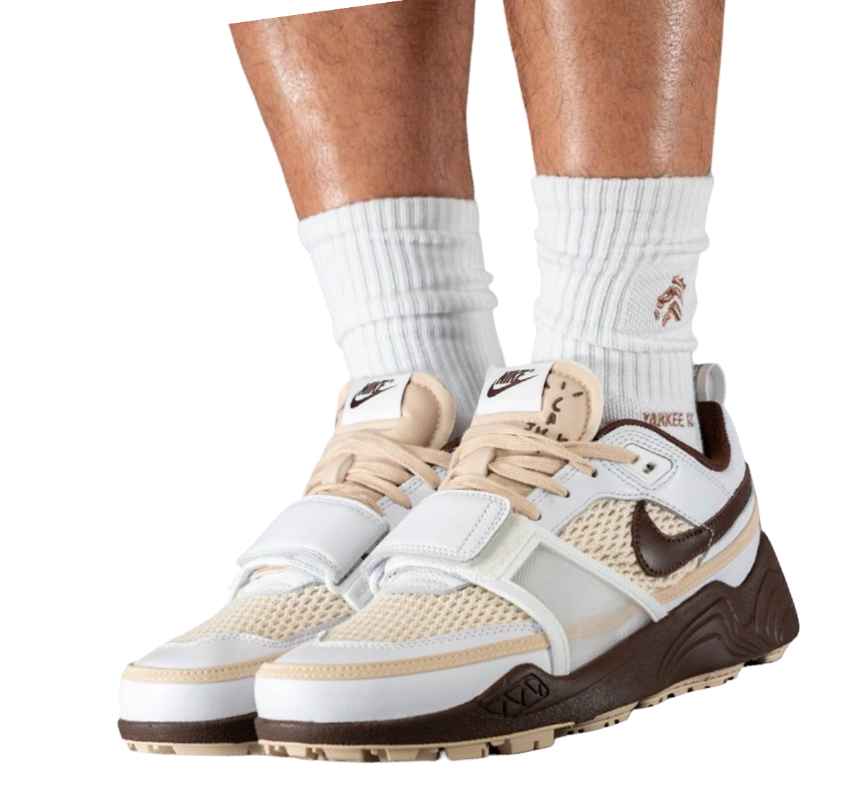 NIKE X TRAVIS SCOTT ZOOM FIELD JAXX
White / Light Chocolate