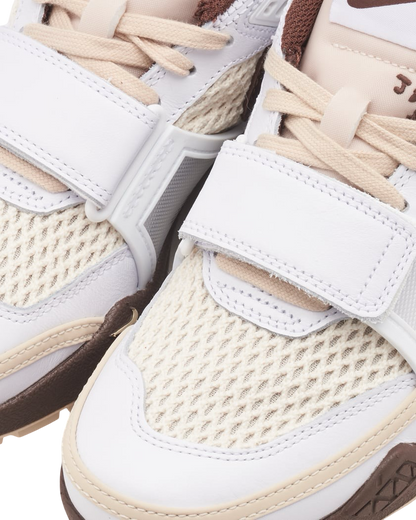 NIKE X TRAVIS SCOTT ZOOM FIELD JAXX
White / Light Chocolate