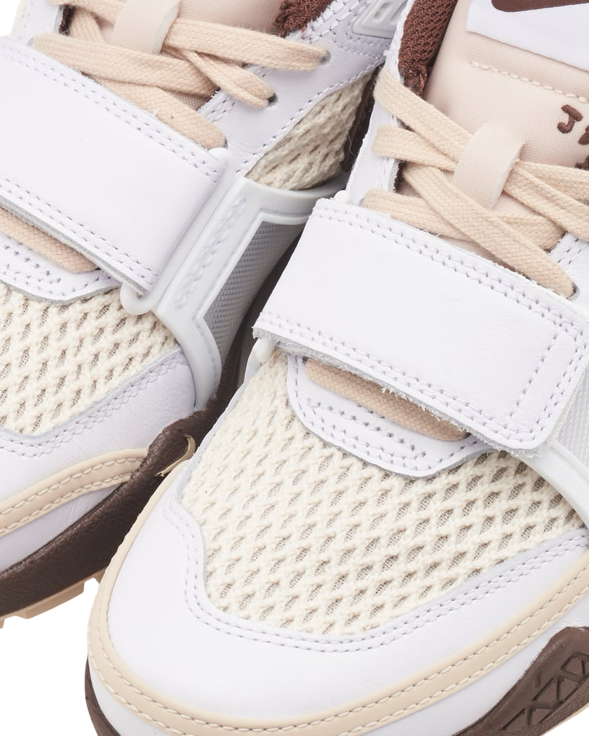 NIKE X TRAVIS SCOTT ZOOM FIELD JAXX
White / Light Chocolate