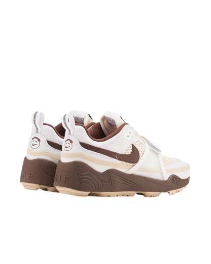 NIKE X TRAVIS SCOTT ZOOM FIELD JAXX
White / Light Chocolate