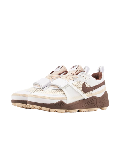 NIKE X TRAVIS SCOTT ZOOM FIELD JAXX
White / Light Chocolate