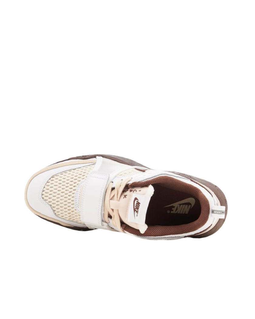 NIKE X TRAVIS SCOTT ZOOM FIELD JAXX
White / Light Chocolate