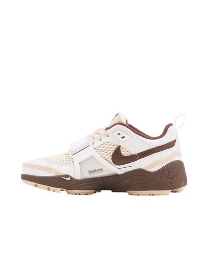 NIKE X TRAVIS SCOTT ZOOM FIELD JAXX
White / Light Chocolate