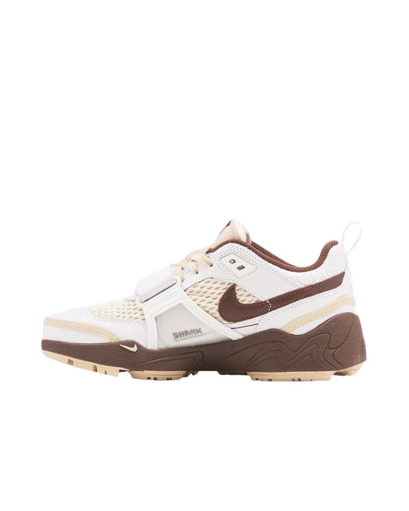 NIKE X TRAVIS SCOTT ZOOM FIELD JAXX
White / Light Chocolate