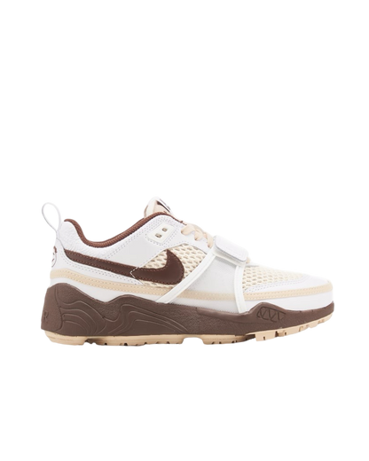 NIKE X TRAVIS SCOTT ZOOM FIELD JAXX
White / Light Chocolate