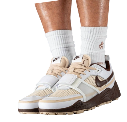 NIKE X TRAVIS SCOTT ZOOM FIELD JAXX
White / Light Chocolate