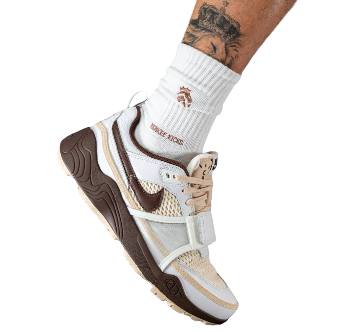 NIKE X TRAVIS SCOTT ZOOM FIELD JAXX
White / Light Chocolate