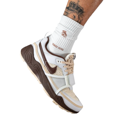 NIKE X TRAVIS SCOTT ZOOM FIELD JAXX
White / Light Chocolate